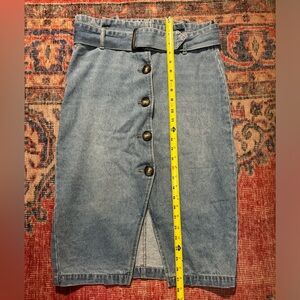 Lulu’s size medium, light wash denim skirt.